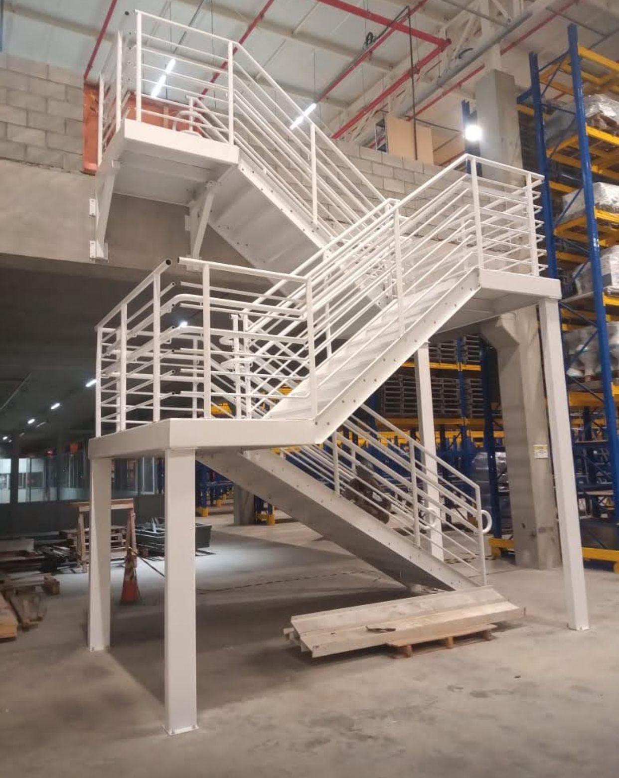Escada industrial metálica fabricada pela ArtService